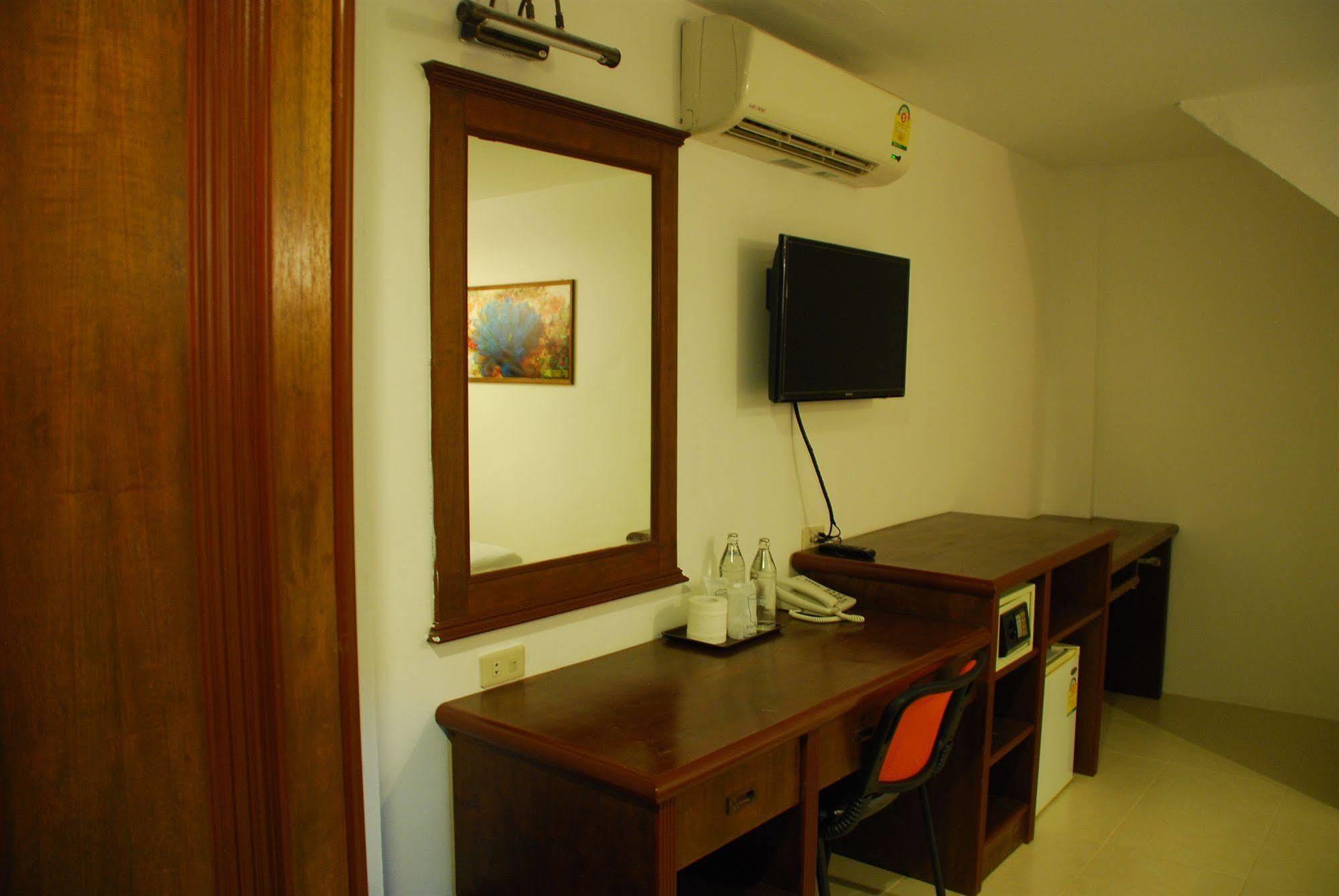 Patong Budget Rooms Extérieur photo